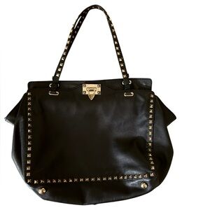 Valentino Garavani Rockstud
Shopping Bag in Black Leather